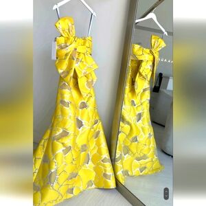 Elegant and Stunning , Custom Design Yellow Night Gown  Dress 💛